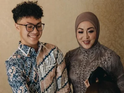 Angelina Sondakh dan putranya saat hadiri acara lamaran Aaliyah Massaid. Foto: Dok. Instagram @aaliyah.massaid