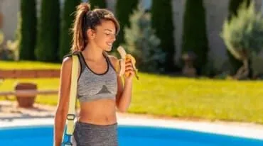 Ilustrasi makan pisang sebelum olahraga. Foto : Adobe Stock