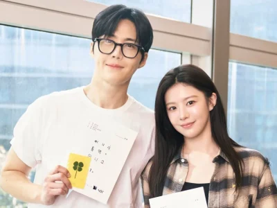 Kim Seon Ho dan Go Yoon Jung saat hadiri acara script reading untuk drama baru. Foto: Dok. X @netflixID