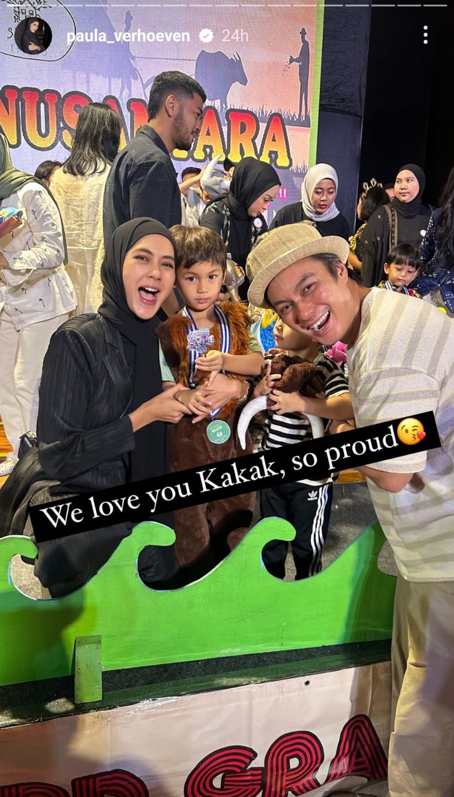 Story Instagram Paula Verhoeven dengan Baim Wong di acara kelulusan anak. Foto: Dok. Instagram @paula_verhoeven