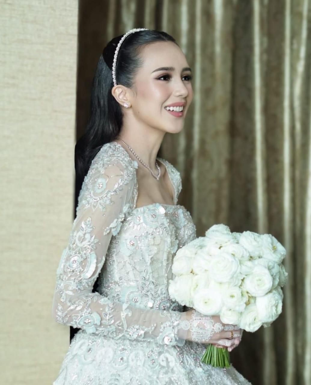 Pipi merona Beby Tsabina dengan blush on berwarna peach. Foto: Dok. Instagram @evalovira