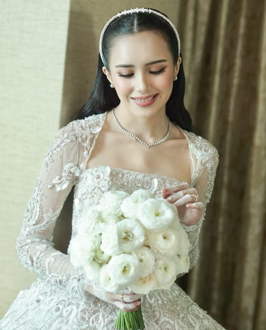 Gaya makeup dengan eyeshadow smokey eyes Beby Tsabina. Foto: Dok. Instagram @evalovira