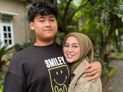 Istri Denny Cagur dan anaknya yang jadi alasan berhijab. Foto: Dok. Instagram @shantydenny