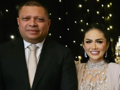 DIKAITKAN RAMALAN HARD GUMAY: Krisdayanti malah pamer kemesraan dengan Raul (Foto: instagram/krisdayantilemos)