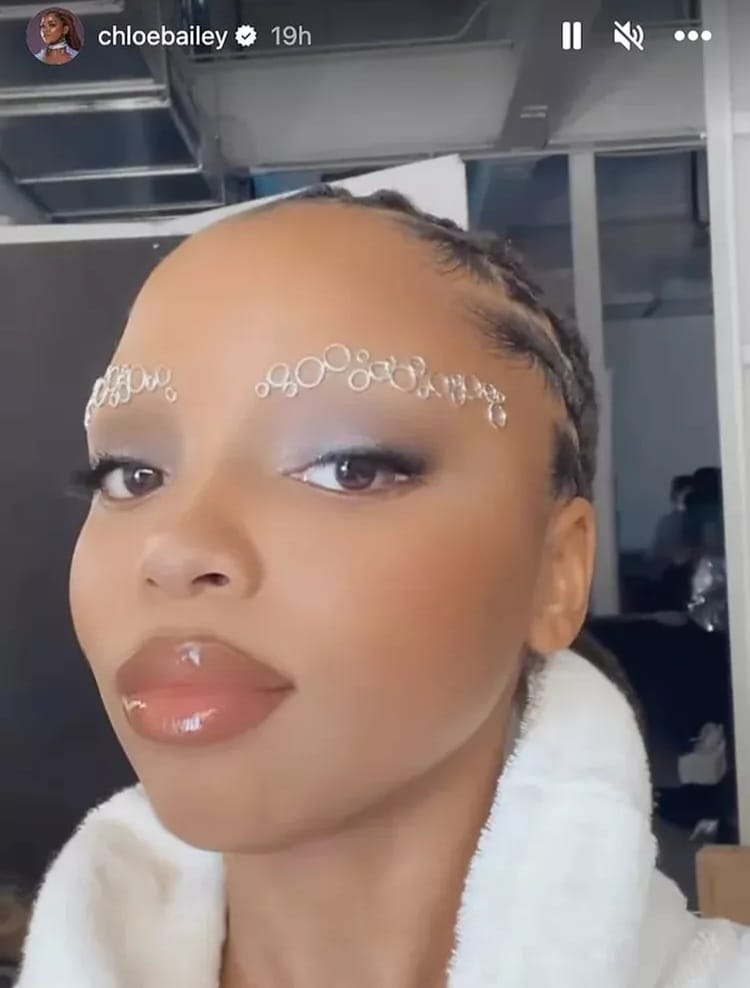 Embellished Brows. Foto: Dok. BYRDIE