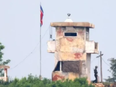Seorang tentara Korut berjalan di luar pos penjagaan dalam foto yang diambil dari Zona Demiliterisasi (DMZ) sisi Korsel di Paju, Provinsi Gyeonggi, 6 Juni. (Foto: Yonhap)