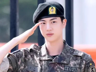Jin BTS resmi selesaikan wamil setelah 18 bulan bertugas. Foto: Dok. Dispatch