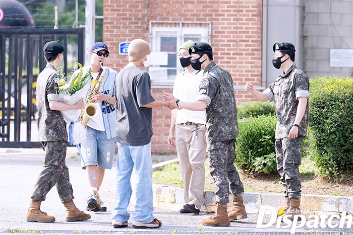 Anggota BTS menyambut kepulangan Jin BTS dari wamil. Foto: Dok. Dispatch