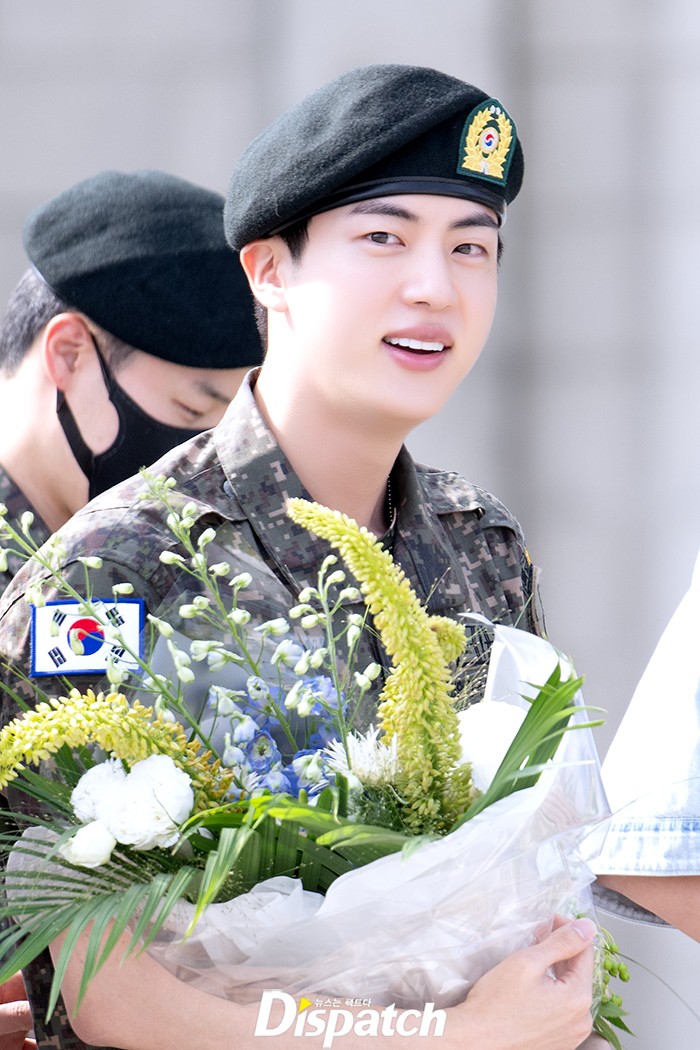 Potret Jin BTS sesaat setelah keluar gerbang menyelesaikan wamil. Foto: Dok. Dispatch