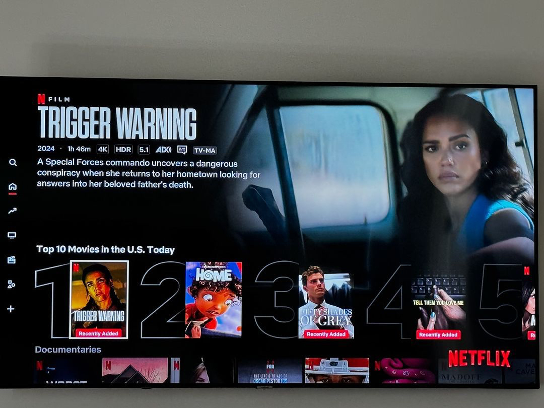 Jessica Alba membagikan foto Trigger Warning yang sedang trending pertama di Netflix AS. (Foto: Instagram/jessicaalba)