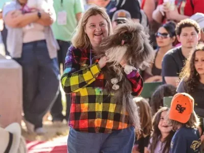 Wild Thang, pemenang Kontes Anjing Terjelek Sedunia bersama pemiliknya, Ann Lewis. (Foto: World’s Ugliest Dog)