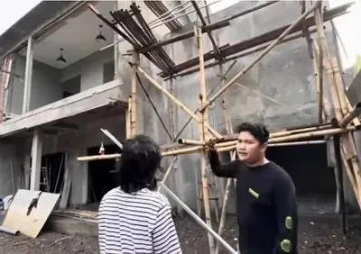 Nopek Novian di rumah barunya yang direnovasi. Foto : YT/Nopek Novian