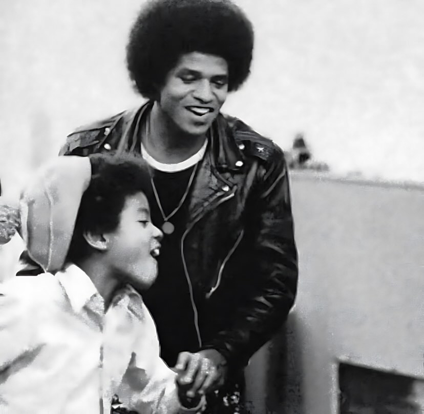 Kakak tertua Jackson, Jackie (73), mengunggah gambar yang menampilkan dirinya bersama Jackson sedang bernyanyi di awal karier mereka. (Foto: Instagram/jackiejackson5)