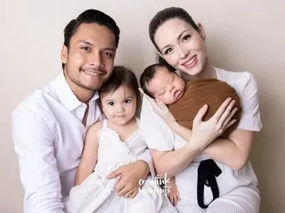 Potret Randy Pangalila bersama istri dan anaknya. Foto: Instagram /randpunk