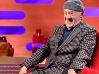 Ian McKellen (85), yang bulan lalu dilarikan ke rumah sakit usai terjatuh dari panggung dalam drama Player Kings, kini dilaporkan telah membaik. (Foto: Instagram/ianmckellen)
