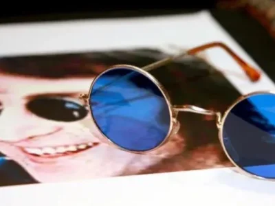 Kacamata bulat milik John Lennon dan 33 foto hitam putih The Beatles akan dilelang pada akhir Juli mendatang. (Foto: Getty Images)