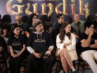Sutradara Anggy Umbara mengumumkan karya film terbarunya yang berjudul Gundik. (Foto: Instagram/Umbara Brothers)