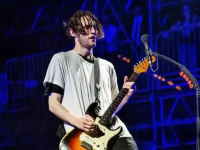 Eks Gitaris band rock Red Hot Chili Peppers, Josh Klinghoffer, dituntut karena menabrak pejalan kaki hingga tewas. (Foto: AP)