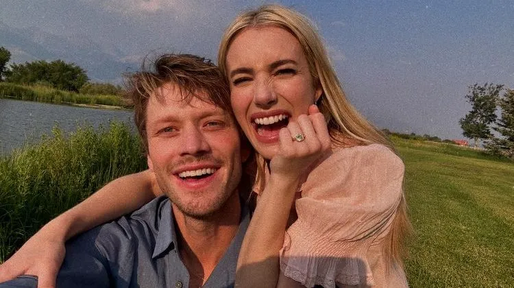 Emma Roberts Resmi Bertunangan dengan Cody John