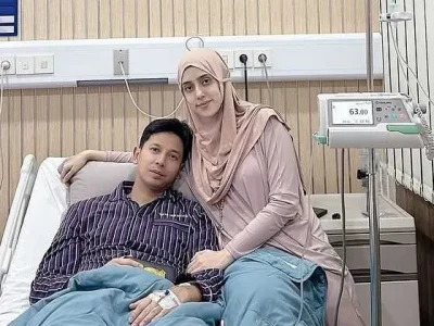 Sonny Septian terbaring di rumah sakit didampingi Fairuz A Rafiq. Foto : Instagram/fairuzarafiq