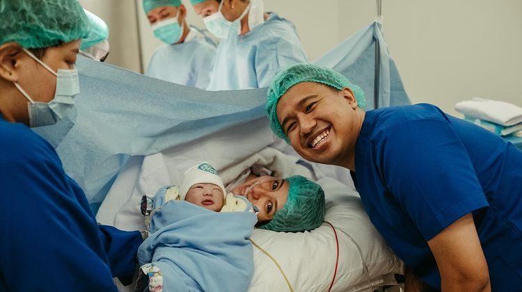 Joshua Suherman dan Clairine Clay mengumumkan kelahiran anak pertama. Foto : Instagram/jojosuherman