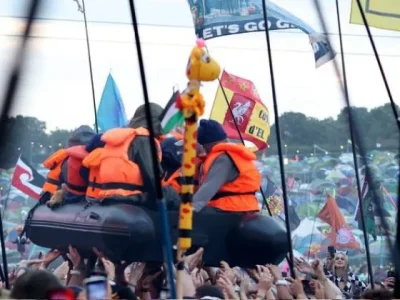 Seniman Anonim Banksy Luncurkan Perahu Karet di Glastonbury. (Foto: AP)