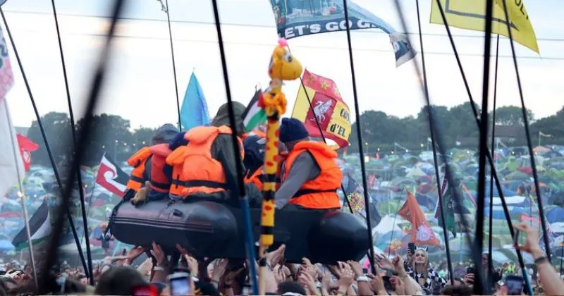 Seniman Anonim Banksy Luncurkan Perahu Karet di Glastonbury
