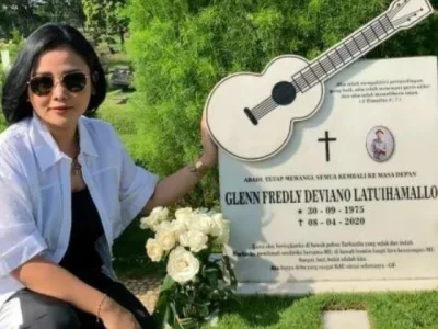 Mutia Ayu saat mengunjungi makam suaminya, Glenn Fredly. (Foto: Instagram/Mutia Ayu)