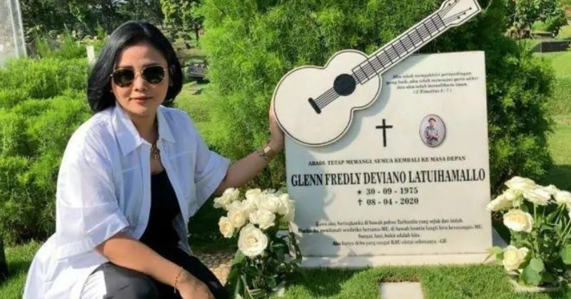 Gegara Peziarah Bawa Lilin, Makam Glenn Fredly Terbakar