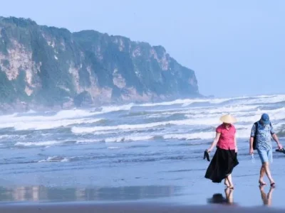 Lima orang wisatawan terseret ombak saat sedang bermain air di Pantai Parangtritis, Bantul, Yogyakarta. (Foto: Wonderful Indonesia)