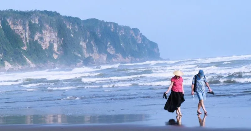 5 Orang Terseret Ombak di Pantai Parangtritis, Satu Turis Asing Tewas