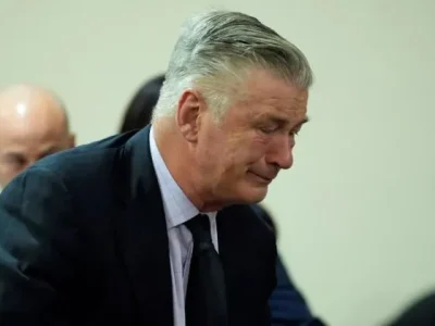 Aktor Alec Baldwin menangis selama persidangan kasus pembunuhan tak disengaja di pengadilan Santa Fe, Mexico City, AS, Jumat (12/7). (Foto: Ramsay De Give/Pool/AFP)