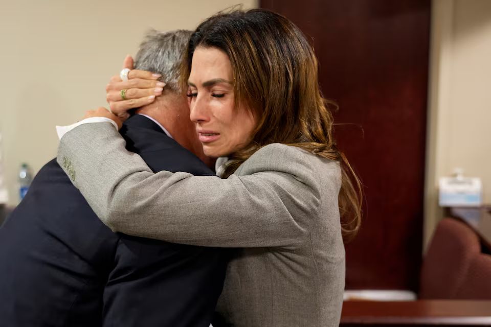 Aktor Alec Baldwin bersama istri, Hilaria Baldwin, usai putusan persidangan kasus pembunuhan tak disengaja di pengadilan Santa Fe, Mexico City, AS, Jumat (12/7). (Foto: Reuters)