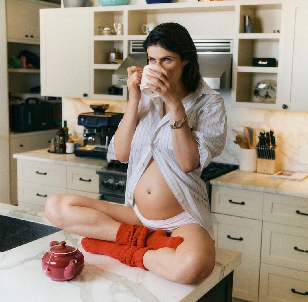 Aktris Hollywod, Alexandra Daddario, umumkan hamil enam bulan. (Foto: Instagram/Alexandra Daddario)