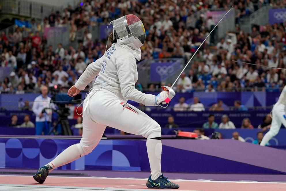 Atlet anggar asal Mesir Nada Hafez, mengungkapkan di Instagram jika dirinya bertanding di Olimpiade Paris dalam kondisi hamil tujuh bulan. (Foto: Andrew Medichini/AP)