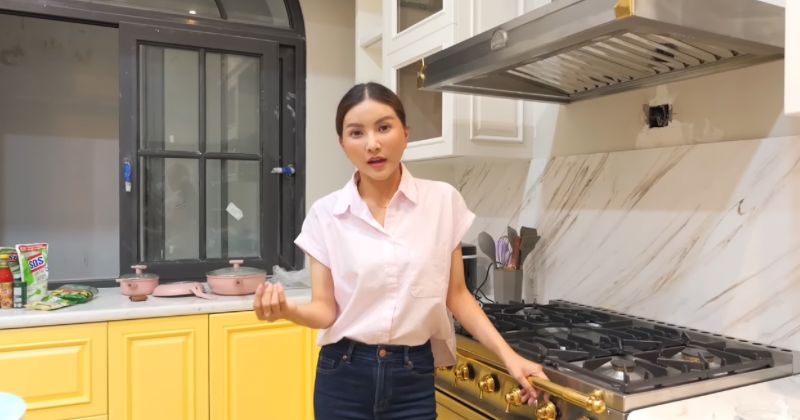 Dapur pribadi di rumah baru Sarwendah. (Foto: Youtube/Sarwendah Official)
