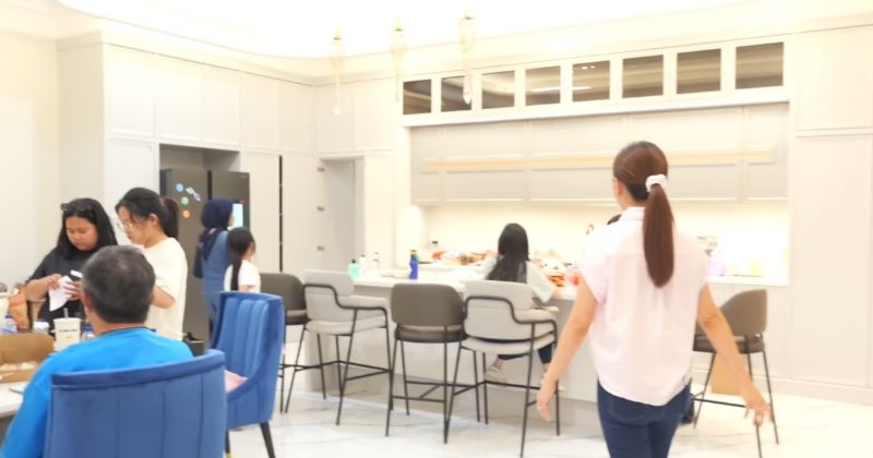 Dapur khusus syuting di rumah baru Sarwendah. (Foto: Youtube/Sarwendah Official)
