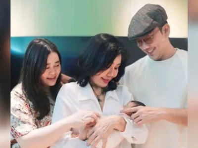 Potret Denny Sumargo (kanan) dan Olivia allan (kiri) berbahagia dikaruniai anak perempuan yang dinamakan Gabriella. Foto : Instagram/sumargodenny