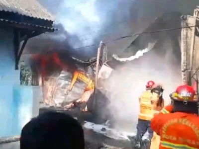 Rumah Terbakar di Jatiasih, Bekasi. (Foto : X/@moro_soegoro)