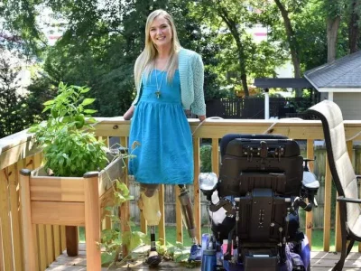 aimee copeland korban bakteri pemakan daging dengan kursi rodanya. (Foto: Istimewa)