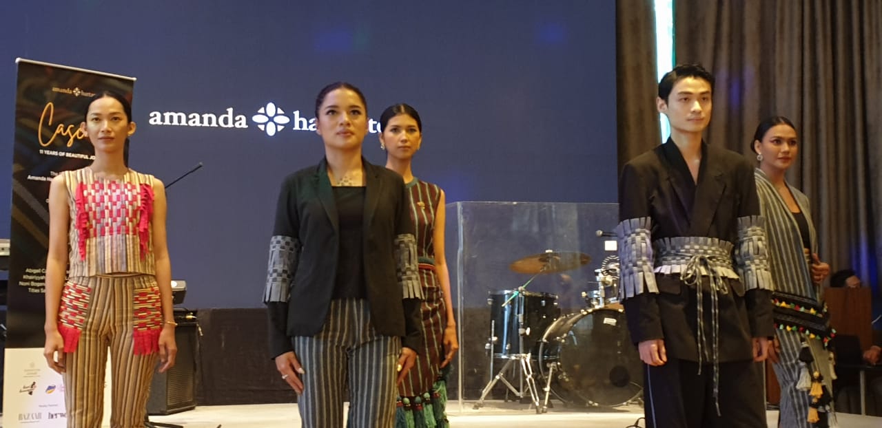 Koleksi busana kain lurik, hasil rancangan Amanda Hartanto. (Foto: Agnes/Nyata)