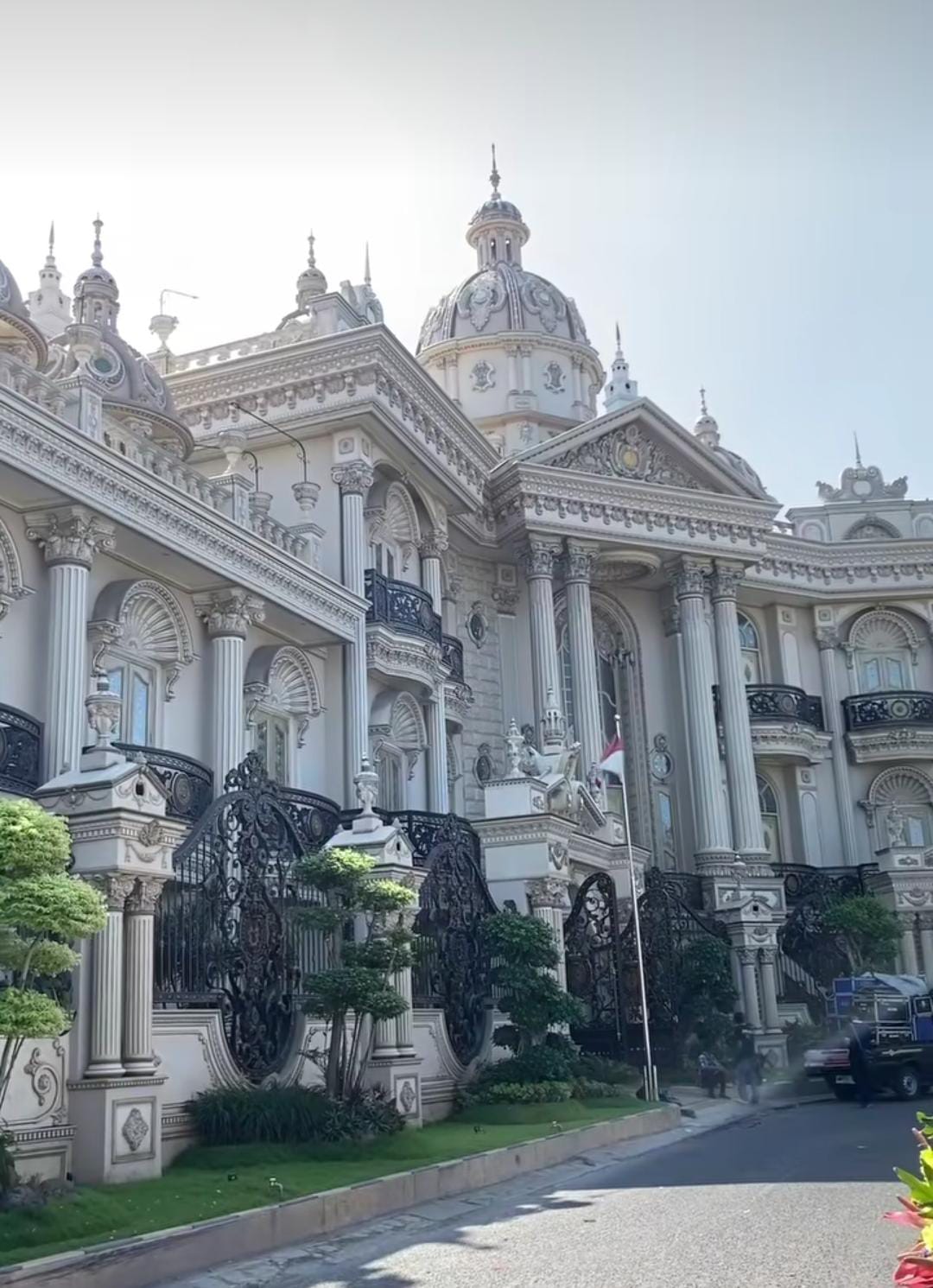 Rumah Crazy Rich Sidoarjo tampak dari depan. (Foto: Instagram/daffanabiilah)