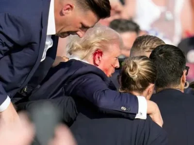 Donald Trump dievakuasi setelah ditembak saat kampanye. (Foto : Gettyimages)