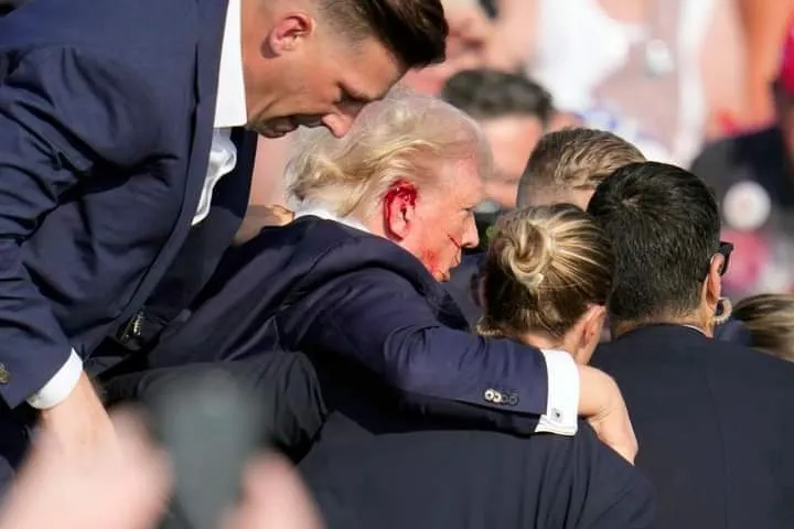 Donald Trump Lolos Percobaan Pembunuhan, Telinganya Berdarah Kena Tembakan