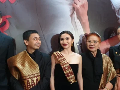 Raditya Dika (dua dari kiri) dan Ariel Tatum (tengah) membintangi film 'Catatan Harian Menantu Sinting'. (Foto: Agnes/Nyata)