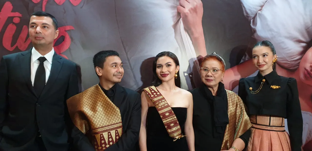 Lima Bulan, Ariel Tatum-Raditya Dika Belajar Jadi Suami Istri