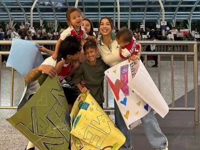 Jennifer Bachdim bersama suami menjemput kepulangan anaknya, Kenzi setelah belajar sepak bola di Belanda. (Foto: Instagram/jenniferbachdim)