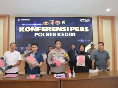 Kapolres Kediri AKBP Bimo Ariyanto mengungkap kasus suami yang tega siram air keras ke istri dan anaknya. (Foto: Polres Kediri)