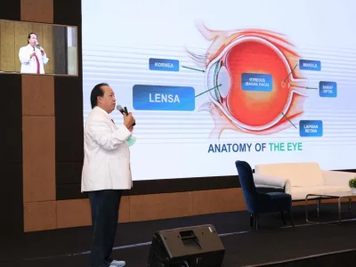 DR. Dr. Setiyo Budi Riyanto saat menjelaskan terkait bahaya penyakit katarak (Foto: Naomi/Nyata)