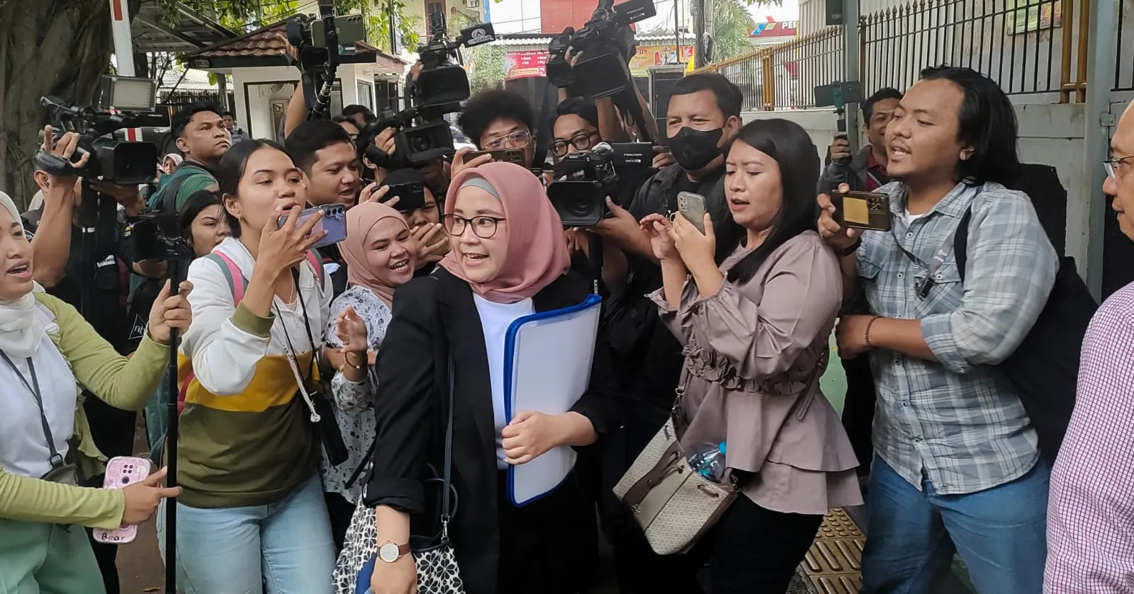 Kuasa Hukum Ruben Onsu Hindari Awak Media Usai Sidang Gugatan Cerai